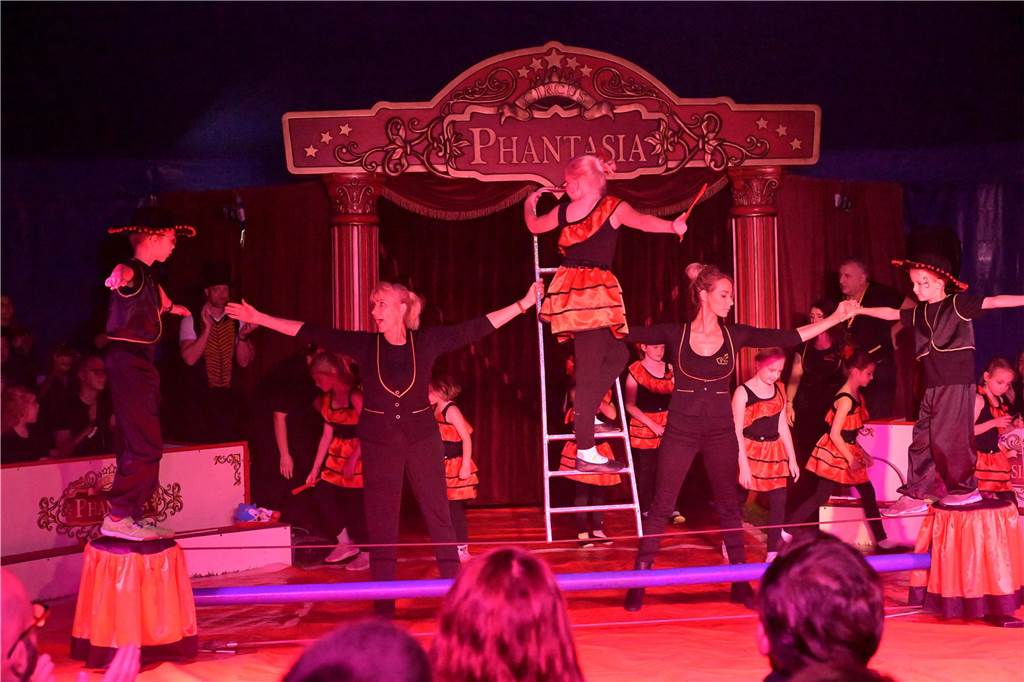 Nordkirchener Grundschulkinder in der Zirkus-Manege
