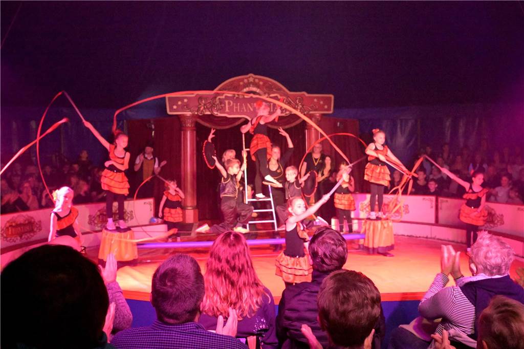 Nordkirchener Grundschulkinder in der Zirkus-Manege