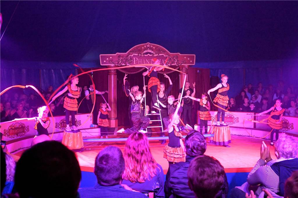 Nordkirchener Grundschulkinder in der Zirkus-Manege