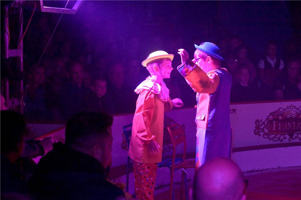 Nordkirchener Grundschulkinder in der Zirkus-Manege
