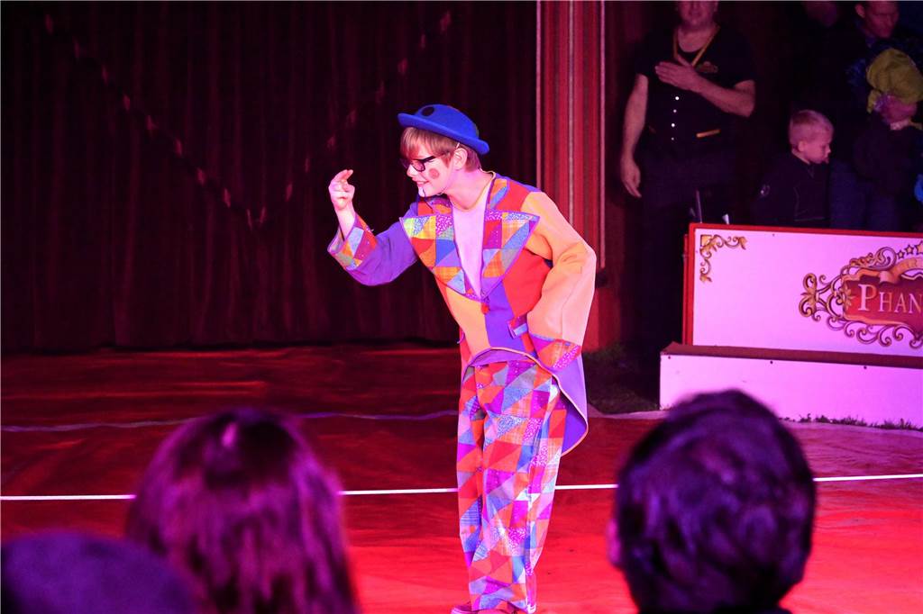 Nordkirchener Grundschulkinder in der Zirkus-Manege