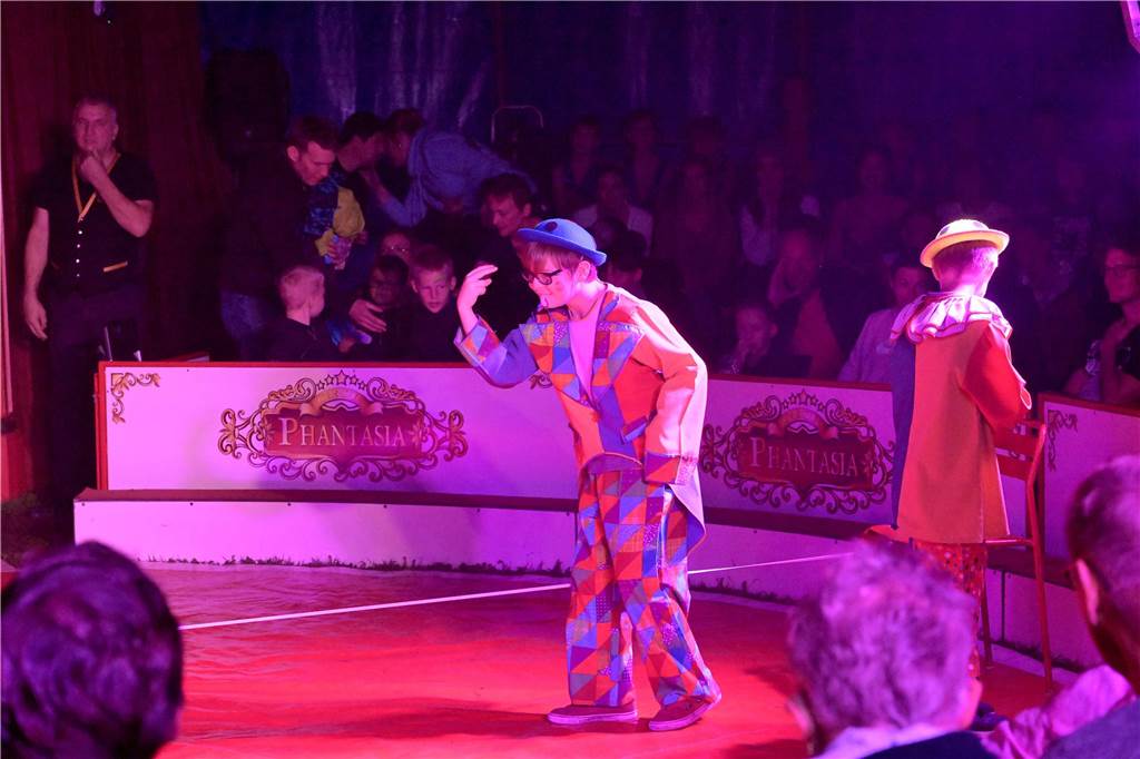 Nordkirchener Grundschulkinder in der Zirkus-Manege