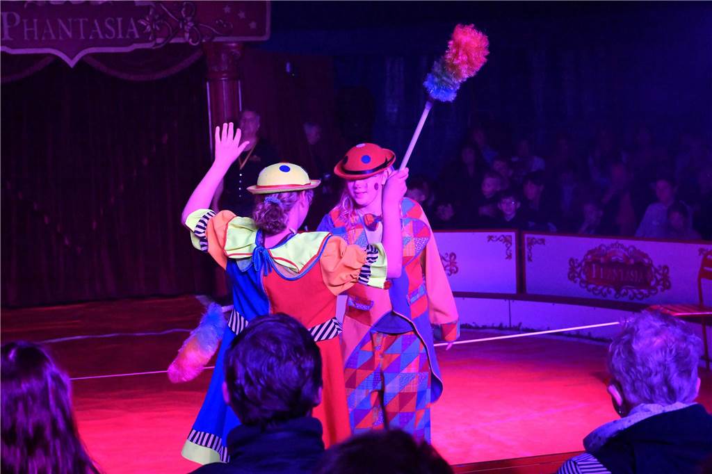 Nordkirchener Grundschulkinder in der Zirkus-Manege