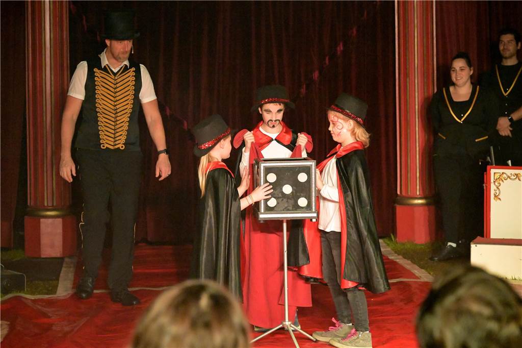 Nordkirchener Grundschulkinder in der Zirkus-Manege
