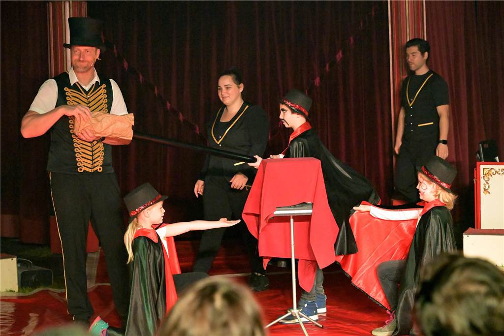 Nordkirchener Grundschulkinder in der Zirkus-Manege