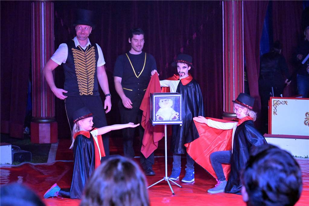 Nordkirchener Grundschulkinder in der Zirkus-Manege