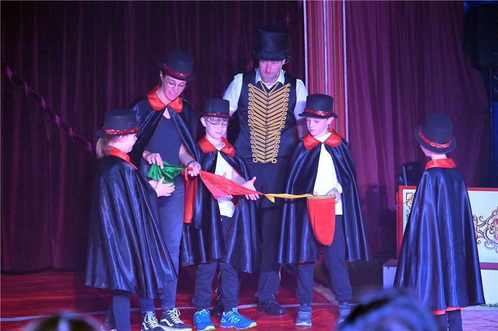 Nordkirchener Grundschulkinder in der Zirkus-Manege