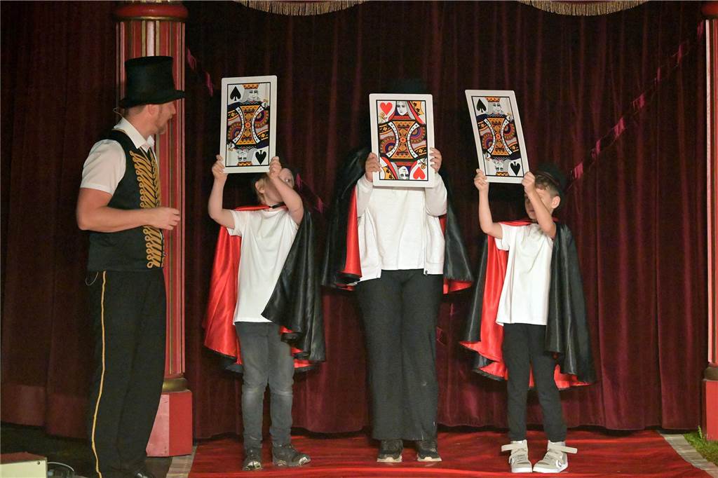 Nordkirchener Grundschulkinder in der Zirkus-Manege