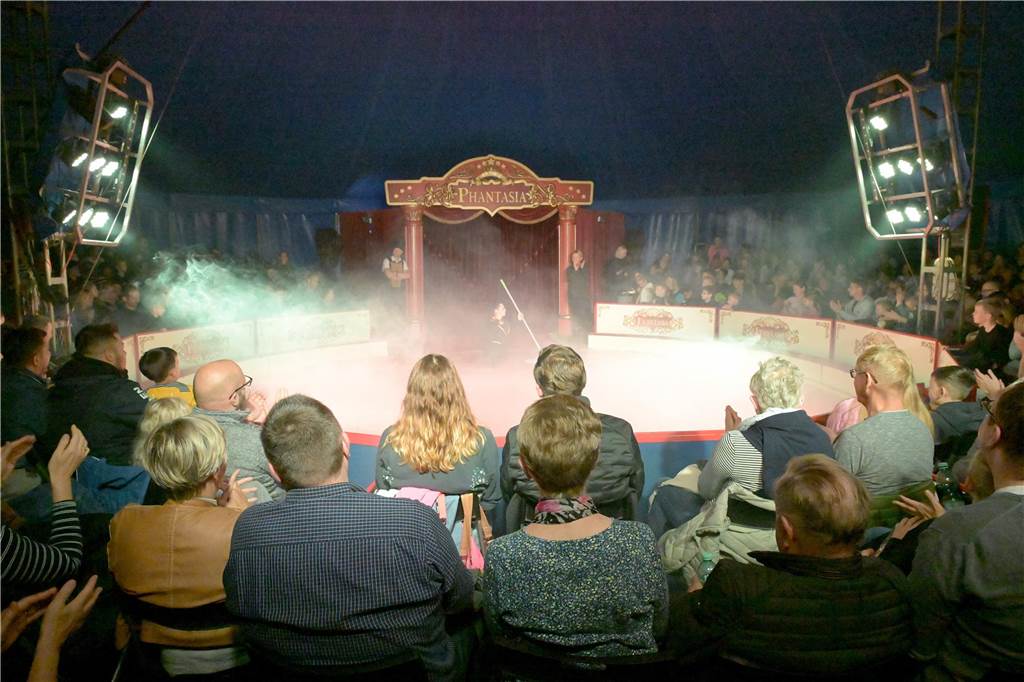 Nordkirchener Grundschulkinder in der Zirkus-Manege