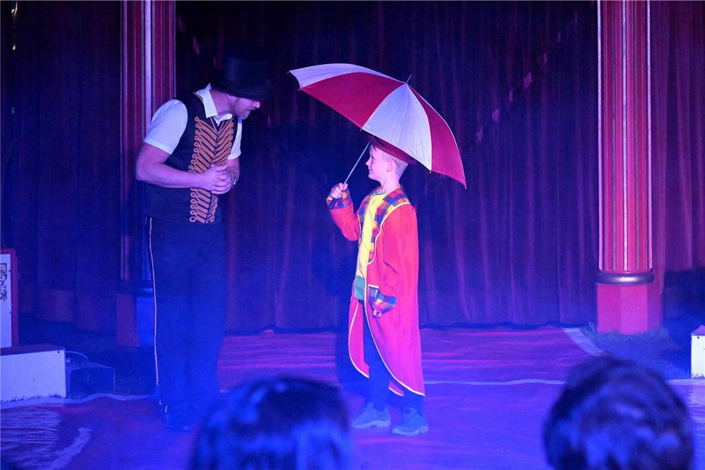 Nordkirchener Grundschulkinder in der Zirkus-Manege
