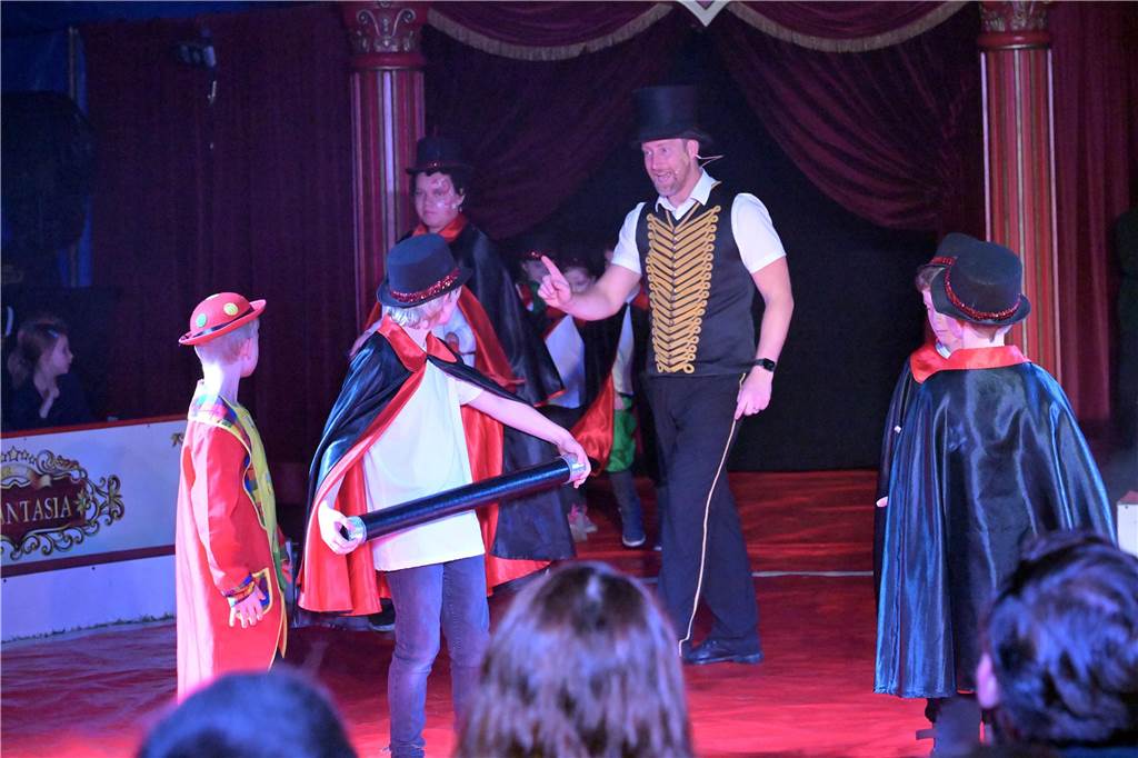 Nordkirchener Grundschulkinder in der Zirkus-Manege