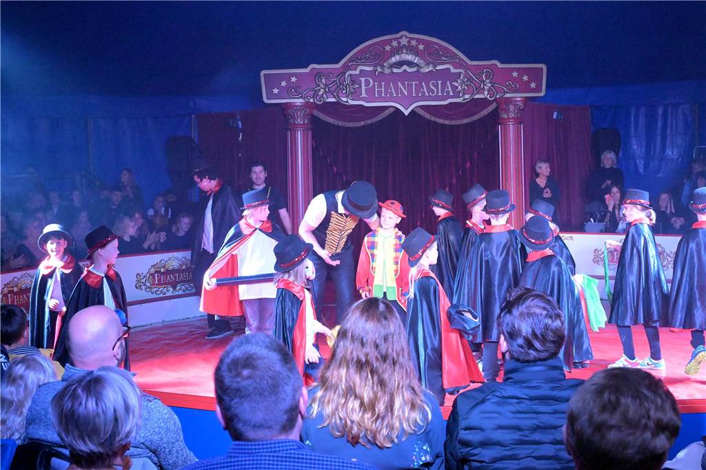 Nordkirchener Grundschulkinder in der Zirkus-Manege