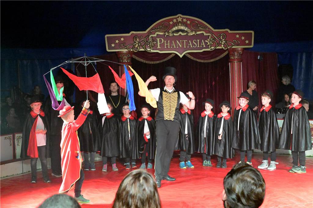 Nordkirchener Grundschulkinder in der Zirkus-Manege