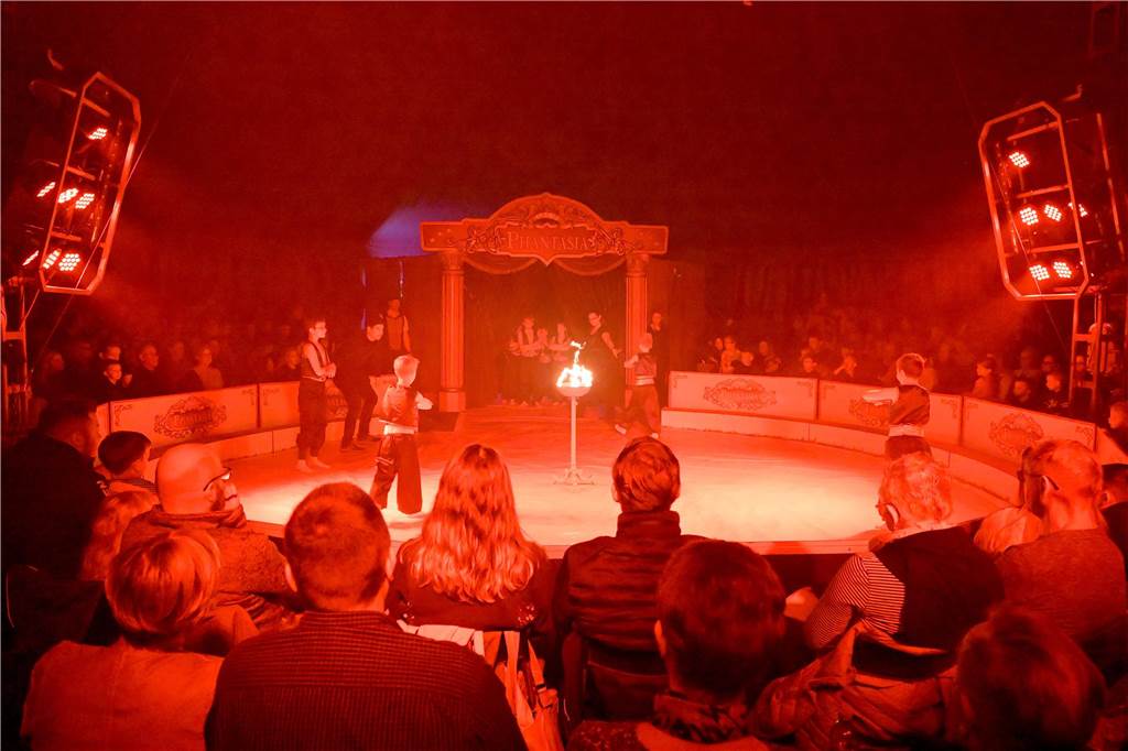 Nordkirchener Grundschulkinder in der Zirkus-Manege