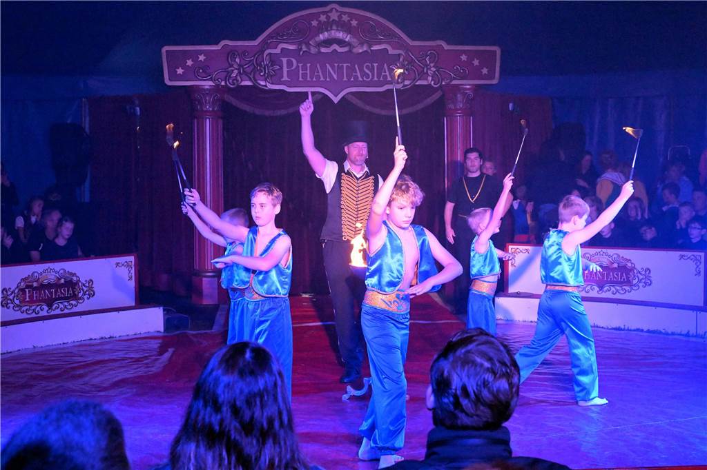 Nordkirchener Grundschulkinder in der Zirkus-Manege