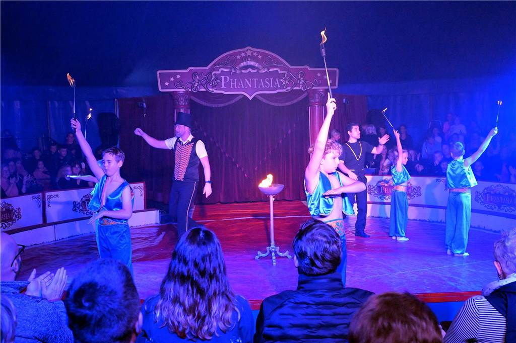 Nordkirchener Grundschulkinder in der Zirkus-Manege