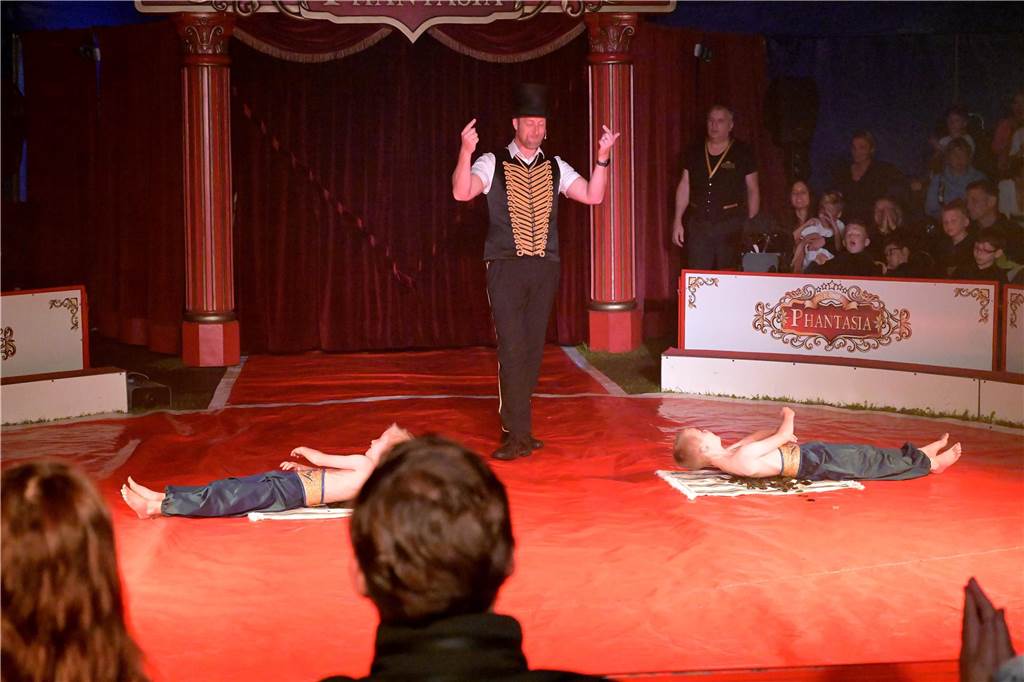 Nordkirchener Grundschulkinder in der Zirkus-Manege