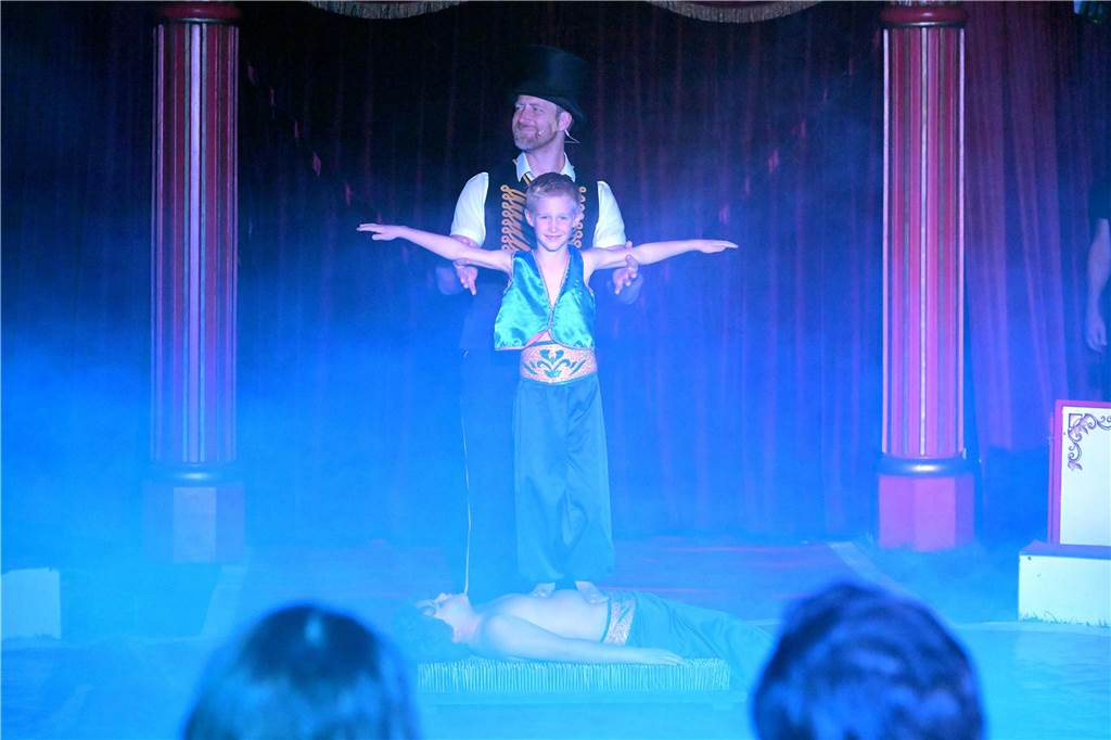 Nordkirchener Grundschulkinder in der Zirkus-Manege