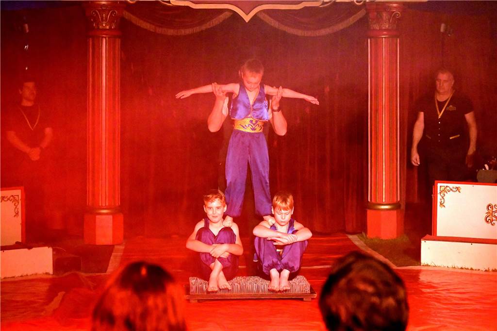 Nordkirchener Grundschulkinder in der Zirkus-Manege