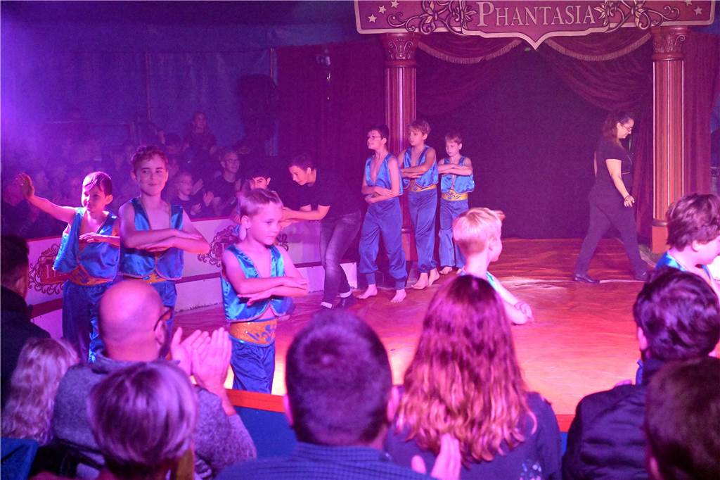Nordkirchener Grundschulkinder in der Zirkus-Manege