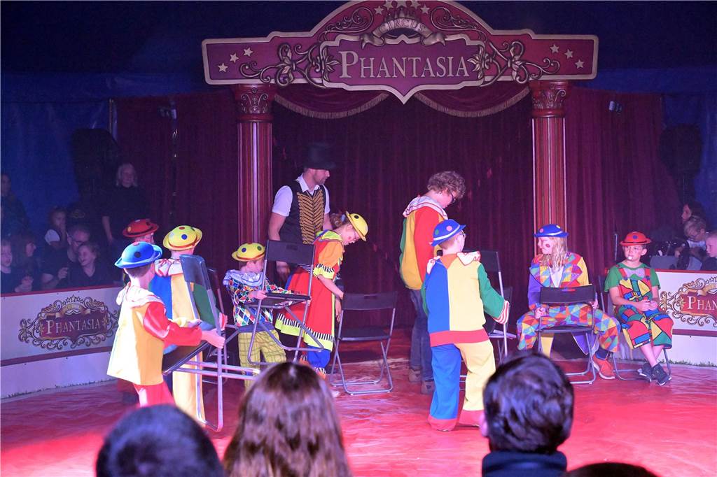 Nordkirchener Grundschulkinder in der Zirkus-Manege