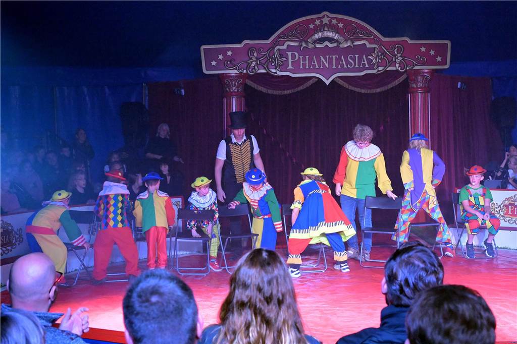 Nordkirchener Grundschulkinder in der Zirkus-Manege