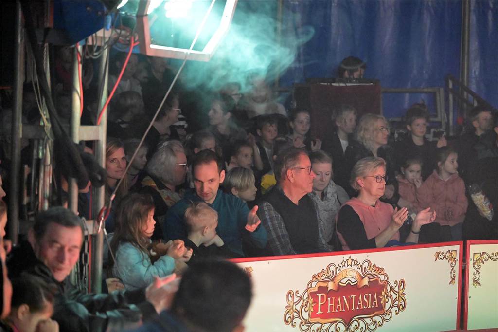 Nordkirchener Grundschulkinder in der Zirkus-Manege