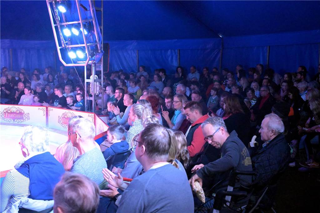 Nordkirchener Grundschulkinder in der Zirkus-Manege