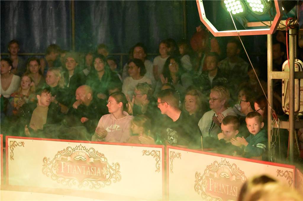 Nordkirchener Grundschulkinder in der Zirkus-Manege