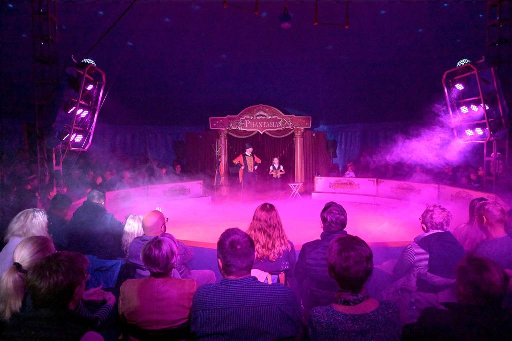 Nordkirchener Grundschulkinder in der Zirkus-Manege