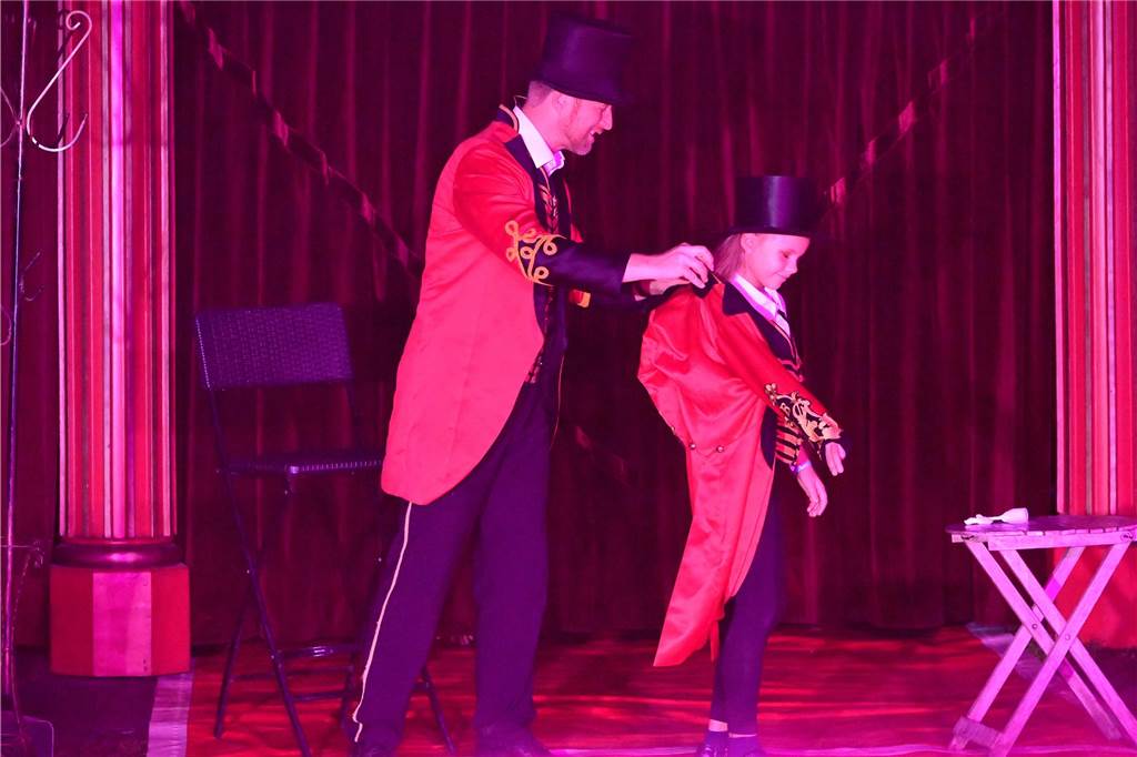 Nordkirchener Grundschulkinder in der Zirkus-Manege