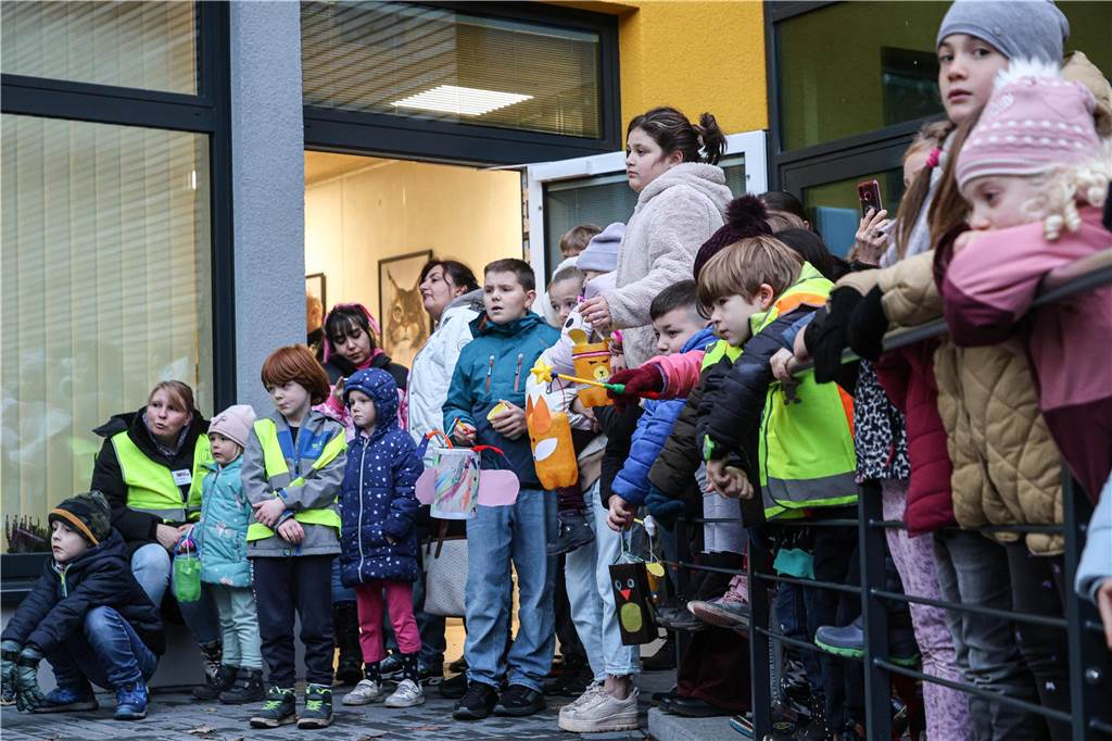 Veranstalter begeistert: Brackeler Martinszug lockte rund 500 Teilnehmer an