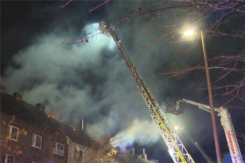 Dachstuhl an Schützenstraße in Flammen: Viele Fotos vom stundenlangen Einsatz
