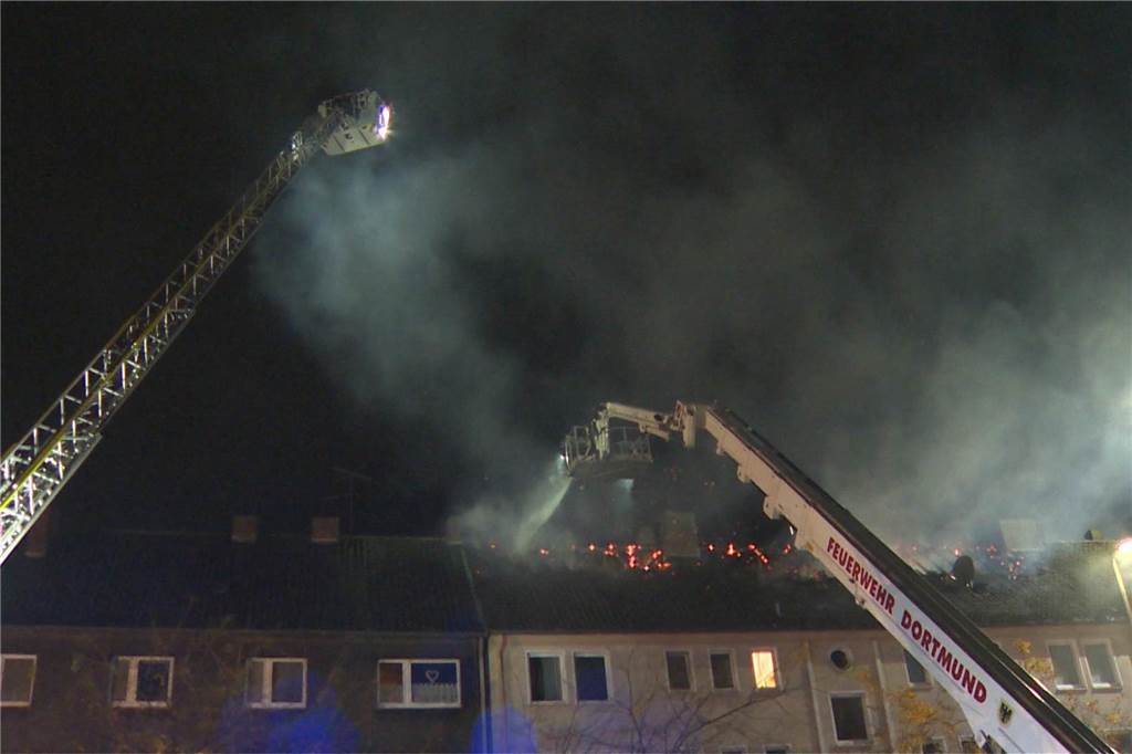 Dachstuhl an Schützenstraße in Flammen: Viele Fotos vom stundenlangen Einsatz