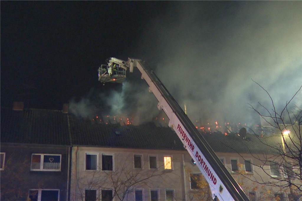 Dachstuhl an Schützenstraße in Flammen: Viele Fotos vom stundenlangen Einsatz