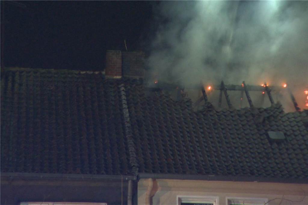 Dachstuhl an Schützenstraße in Flammen: Viele Fotos vom stundenlangen Einsatz