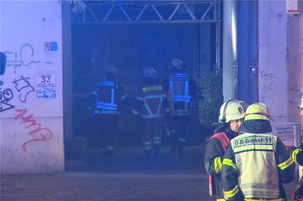 Dachstuhl an Schützenstraße in Flammen: Viele Fotos vom stundenlangen Einsatz