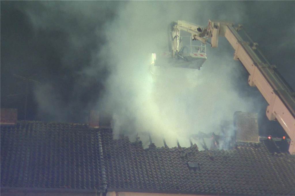 Dachstuhl an Schützenstraße in Flammen: Viele Fotos vom stundenlangen Einsatz