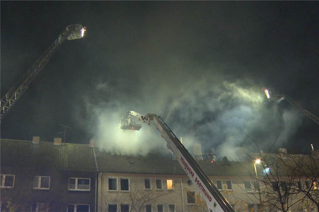 Dachstuhl an Schützenstraße in Flammen: Viele Fotos vom stundenlangen Einsatz
