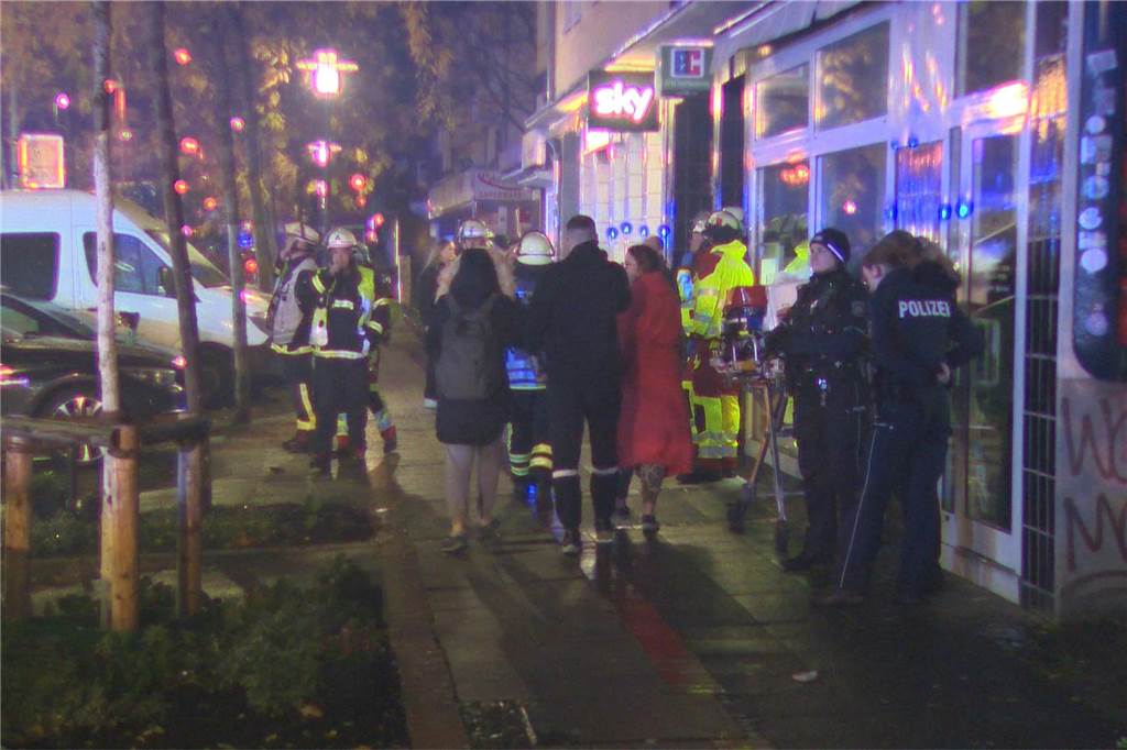 Dachstuhl an Schützenstraße in Flammen: Viele Fotos vom stundenlangen Einsatz