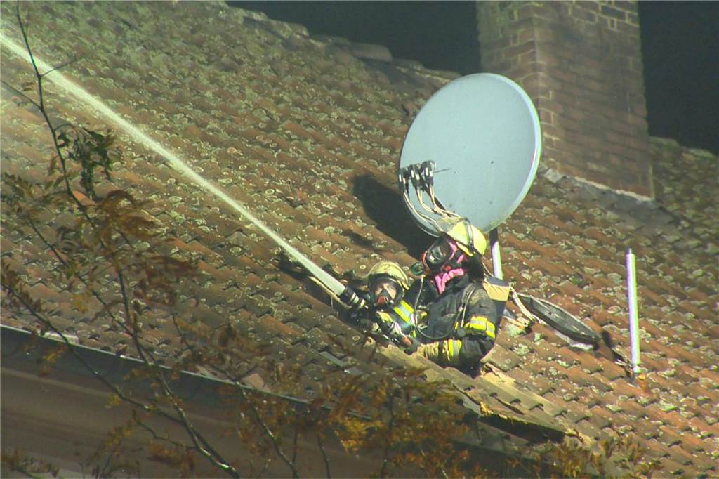 Dachstuhl an Schützenstraße in Flammen: Viele Fotos vom stundenlangen Einsatz