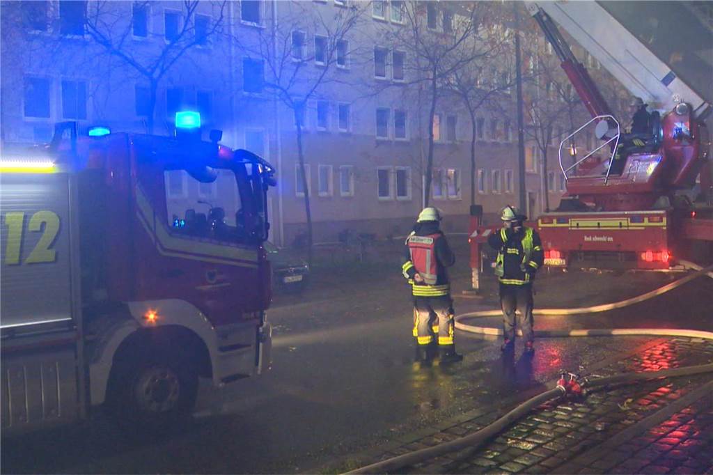 Dachstuhl an Schützenstraße in Flammen: Viele Fotos vom stundenlangen Einsatz