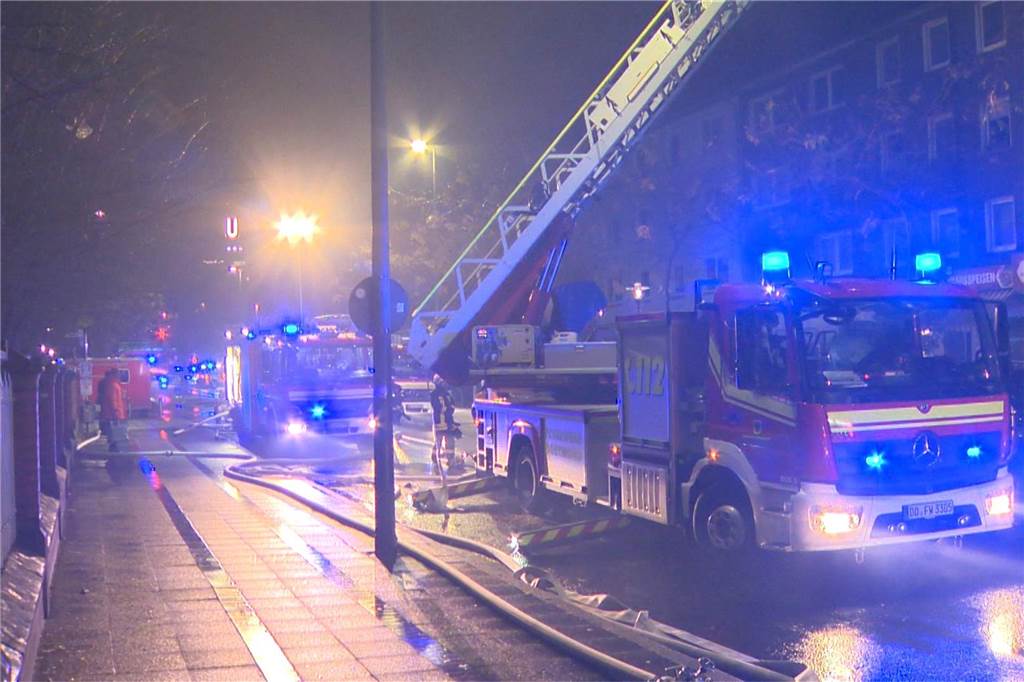 Dachstuhl an Schützenstraße in Flammen: Viele Fotos vom stundenlangen Einsatz