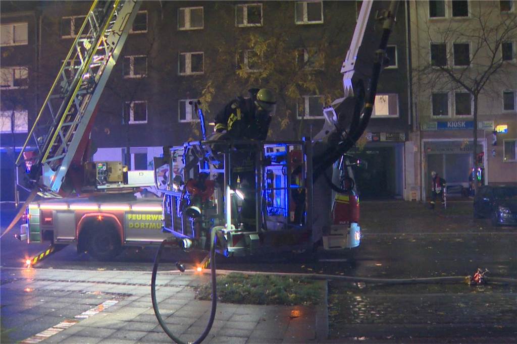 Dachstuhl an Schützenstraße in Flammen: Viele Fotos vom stundenlangen Einsatz