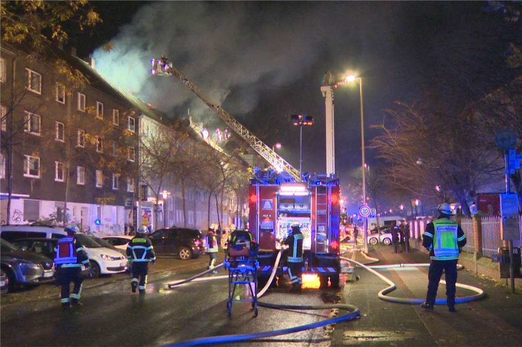 Dachstuhl an Schützenstraße in Flammen: Viele Fotos vom stundenlangen Einsatz