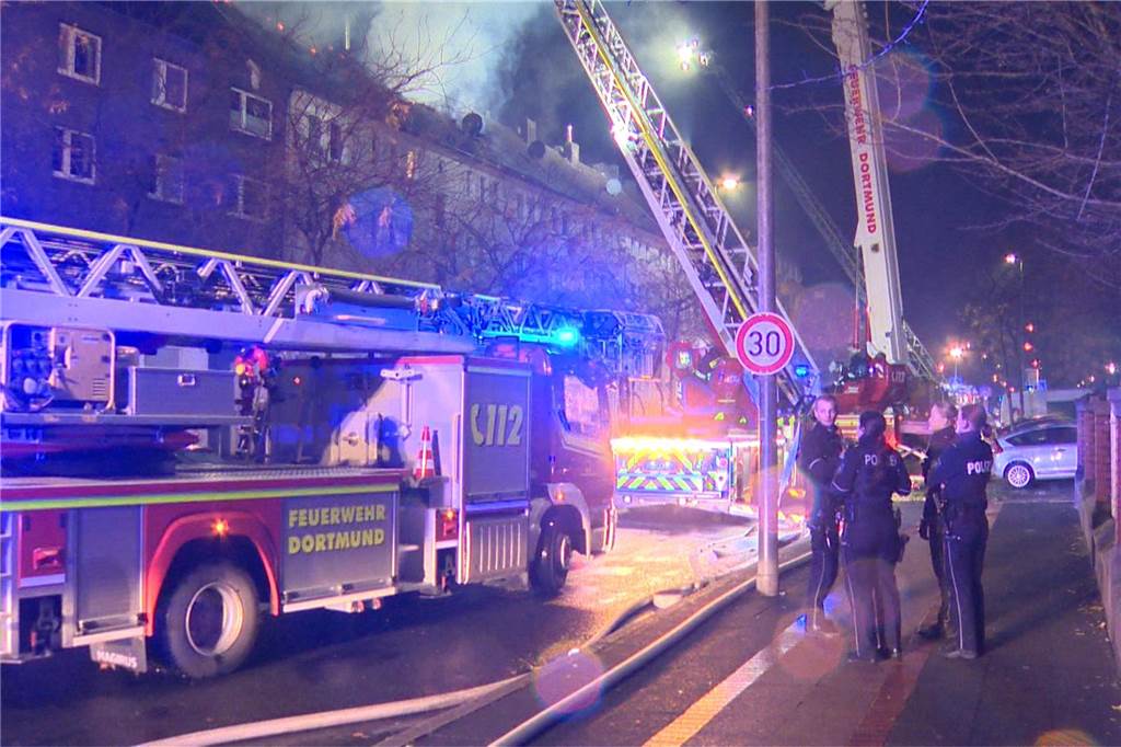 Dachstuhl an Schützenstraße in Flammen: Viele Fotos vom stundenlangen Einsatz