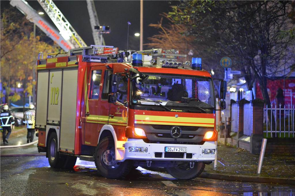 Dachstuhl an Schützenstraße in Flammen: Viele Fotos vom stundenlangen Einsatz
