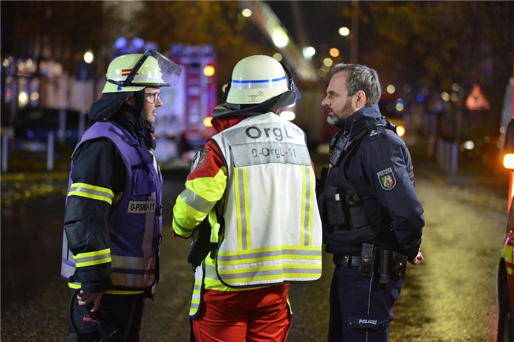 Dachstuhl an Schützenstraße in Flammen: Viele Fotos vom stundenlangen Einsatz