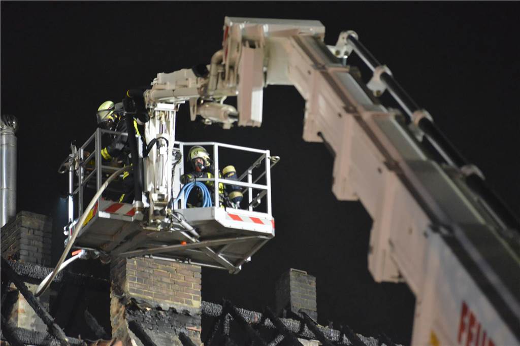 Dachstuhl an Schützenstraße in Flammen: Viele Fotos vom stundenlangen Einsatz
