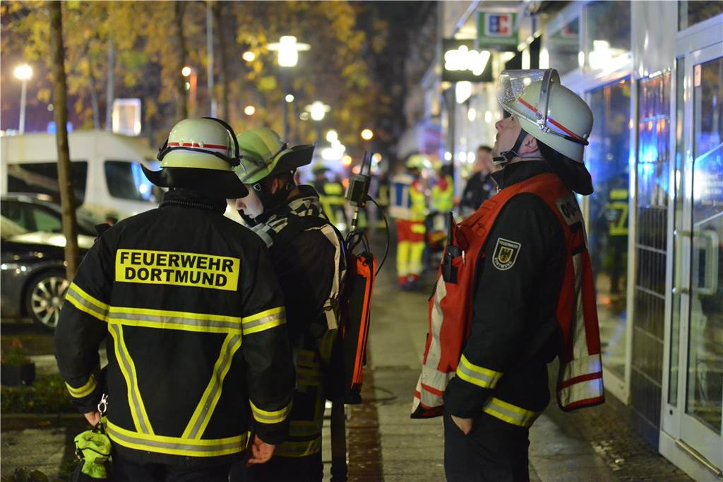 Dachstuhl an Schützenstraße in Flammen: Viele Fotos vom stundenlangen Einsatz